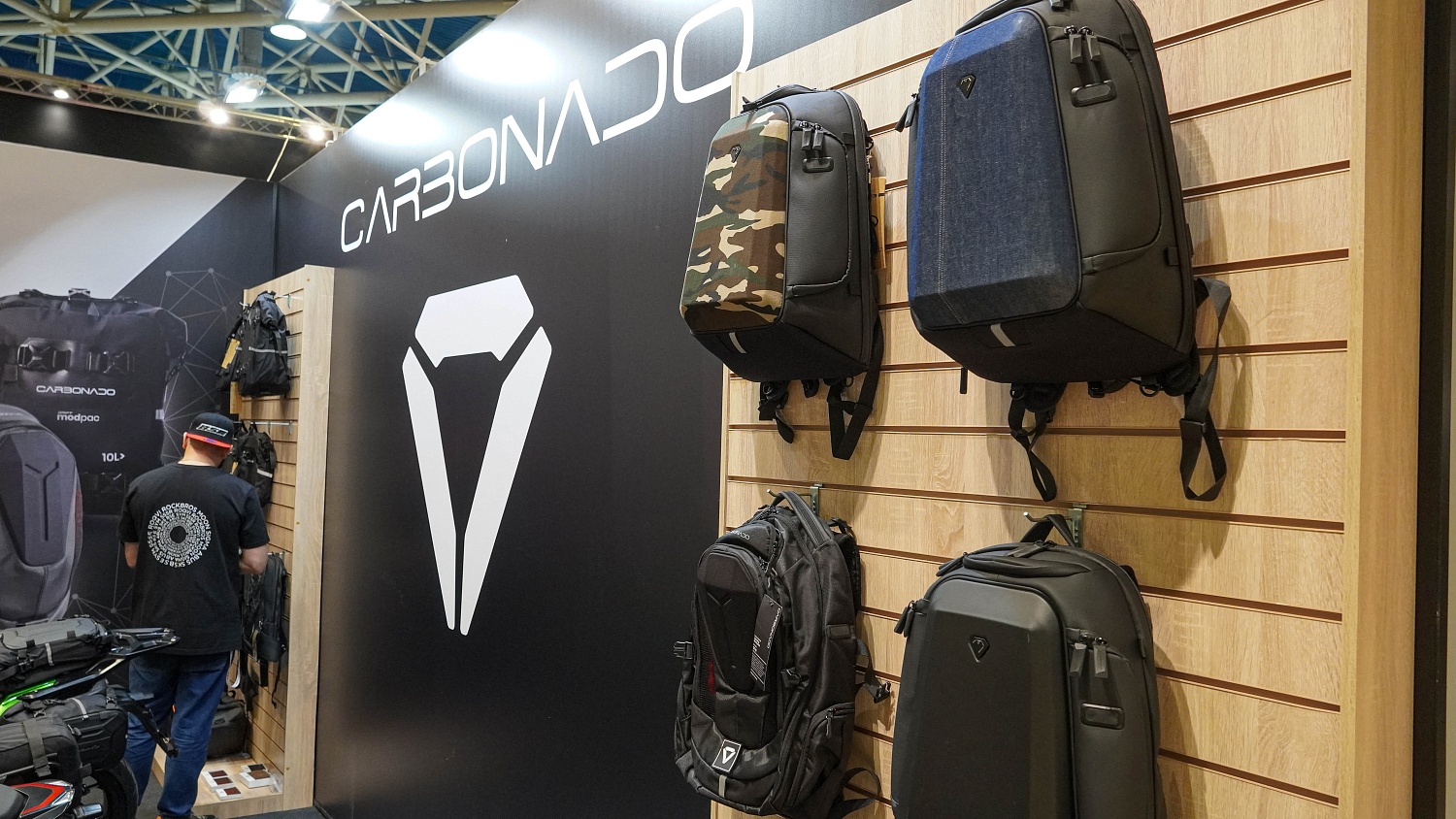 Carbonado на выставке Мотовесна 2024: стильные аксессуары для мотоциклистов и путешественников