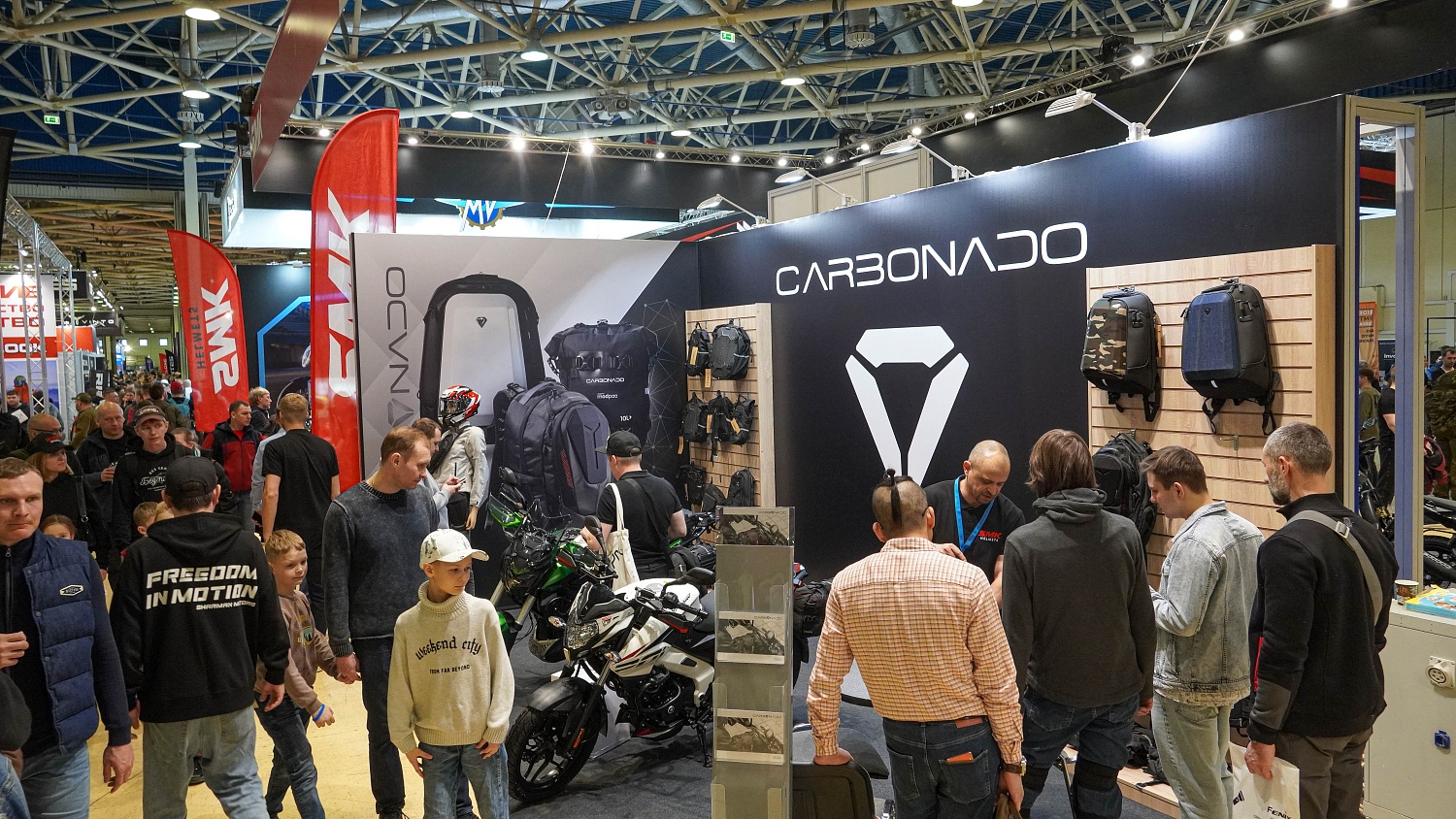 Carbonado на выставке Мотовесна 2024: стильные аксессуары для мотоциклистов и путешественников