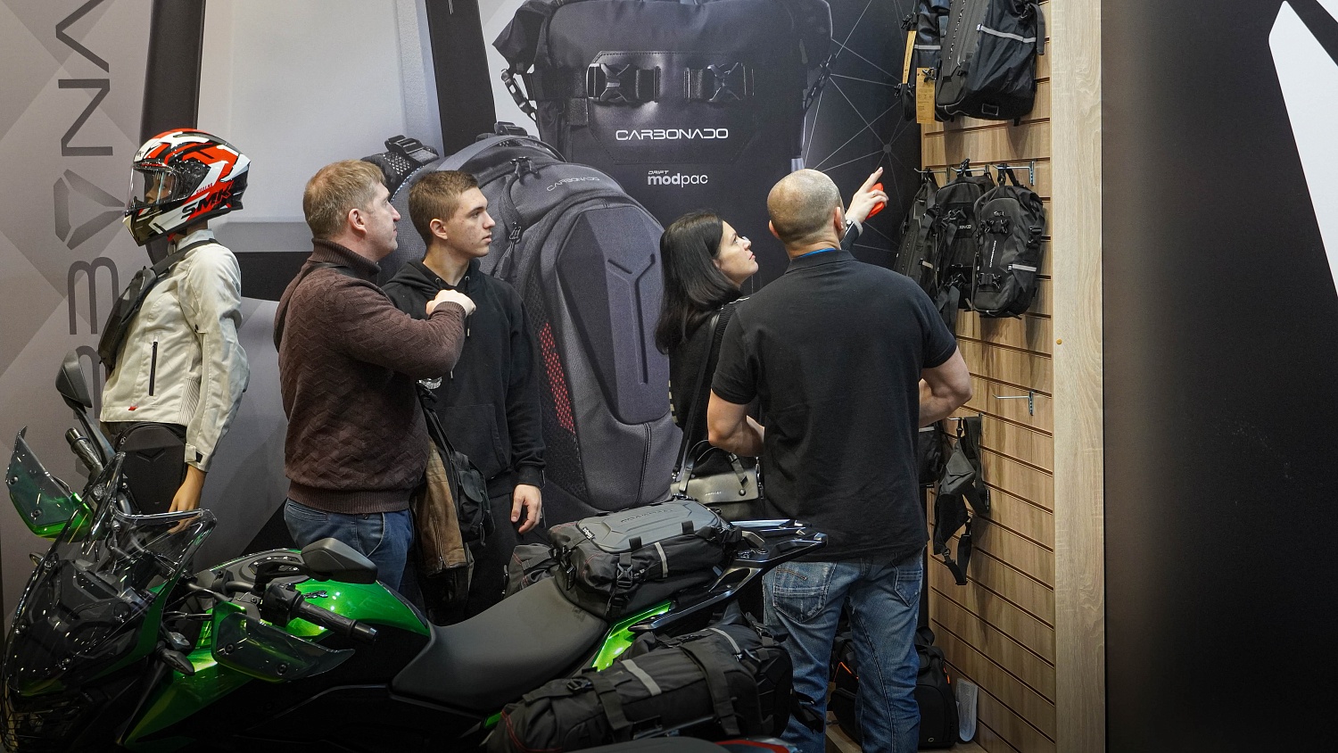Carbonado на выставке Мотовесна 2024: стильные аксессуары для мотоциклистов и путешественников